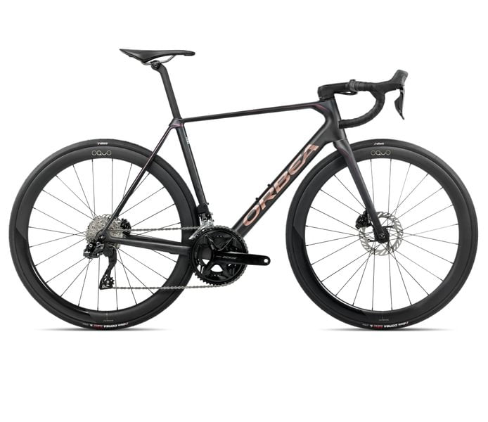 cf6bebf2e9278203e3f159145c330424d5adbe4b_T113TTCC_A8_SIDE_ORCA_M30iLTD_PWR.jpg Orbea ORCA M30iLTD PWR Diamant Diamond Carbon View - Sunset Carbon View (Mat) (2026) - Afbeelding 1